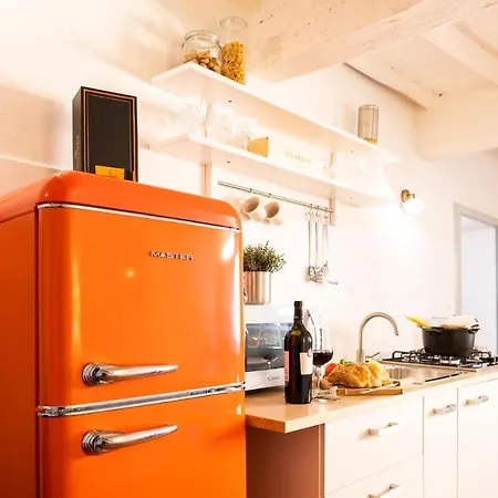 Orange Tuscany Flat * San Miniato